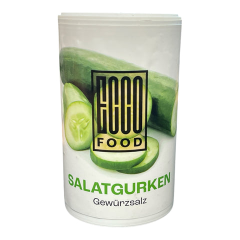 Weißer zylindrischer behälter von hooo food mit salatgurken gewürzsalz umgeben von frischen gurken und scheiben
