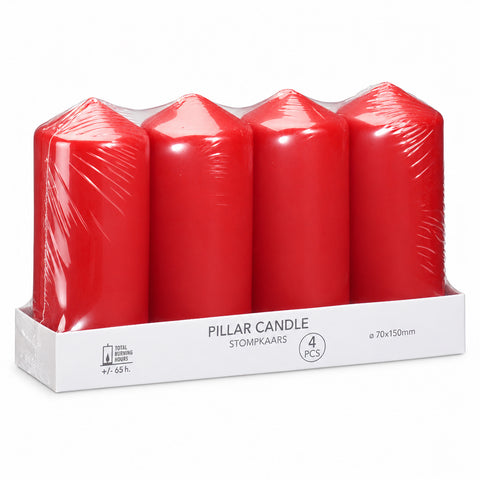 Vier rote stumpenkerzen mit glänzender oberfläche im 4er set 7x15 cm in weißer kartonverpackung
