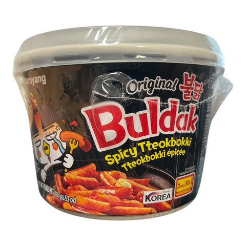 Buldak ricecake topokki bowl würziger tteokbokki instant noodles becher mit schwarzem etikett und feuriger illustration