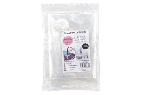 Weiße gesteppte daunenbettdecke im transparenten vakuumierbeutel mit sichtbarem Vacuum Verstausack 60x40cm etikett