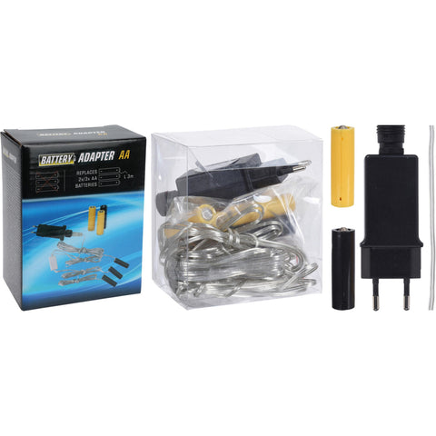 Schwarzer batterieadapter 4x aa mit zwei aa batterien und stecker neben verpackten led-lichterketten