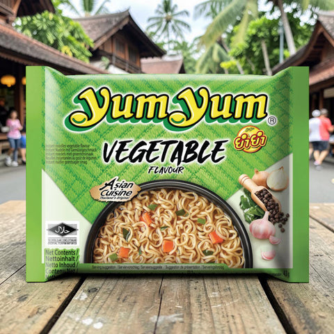 Yumyum gemüse 60g grün verpackte instant nudeln mit gemüsegeschmack und einer schüssel nudeln auf der frontseite