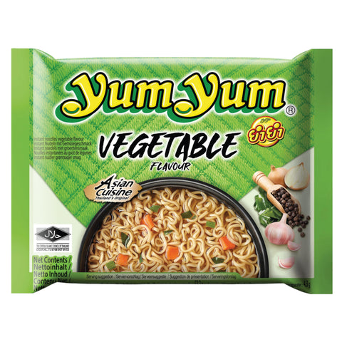 Grüne verpackung von yumyum gemüse 60g instant nudeln mit schüssel gekochter nudeln und gemüse auf der frontseite