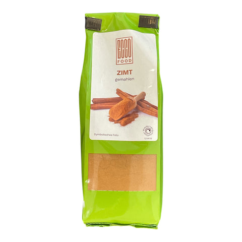 Grüne baco verpackung von zimt gemahlen mit durchsichtigem fenster zeigt orangebraunes zimtpulver