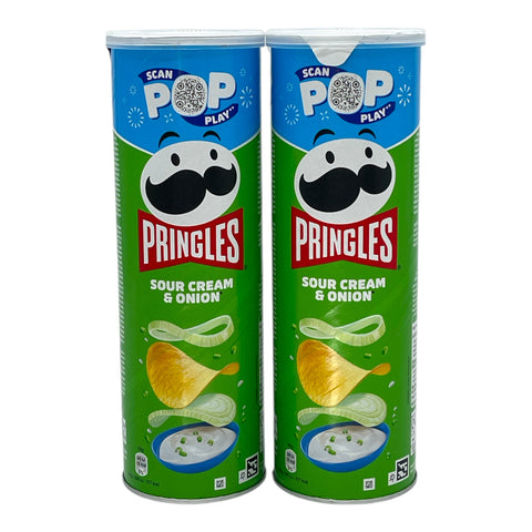 Zwei grüne und blaue pringles travelpack dosen mit sour cream & onion geschmack und maskottchen