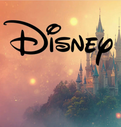 Das ikonische schwarze disney-logo vor einem goldfarbenen traumhaften hintergrund mit der silhouette eines klassischen schlosses