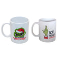 Zwei weiße keramik muffel-tassen mit grinch-motiven, eine mit grünem gesicht und weihnachtsmütze, die andere mit grünem zeigefinger