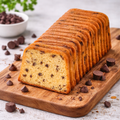 Goldbrauner stracciatella-kuchen 400 g mit feuchtem, dichtem inneren und dunklen schokoladenstücken versehen