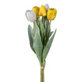 Ein tulpenbund mit 5 künstlichen blüten in leuchtendem gelb und zartem weiß mit grünen blättern und naturbastband