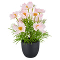 Ein zartes arrangement künstlicher rosa cosmea blumen mit gelben mitten in schwarzem keramiktopf