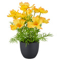Eine lebendige gelbe künstliche cosmea-blumenarrangement in einem eleganten schwarzen keramiktopf