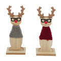 Zwei holz-rentierfiguren mit schwarzen brillen und roten nasen in grauem und rotem wollpullover 16 cm