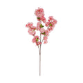 Kirschblütenzweig pink mit zarten rosa künstlichen blütenblättern und kleinen grünen blättern