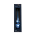 Ein eleganter, durchsichtig blauer glas baumspitze mit schlankem hals und rundem boden als dekorative vase