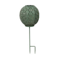 Grüne solarlaterne 22x22x58 cm mit gemustertem, perforiertem metallgehäuse und erdspießbasis für den garten