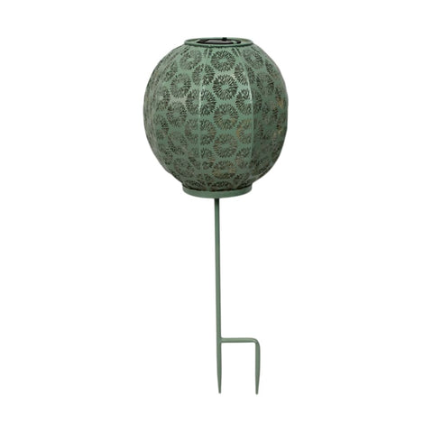 Grüne solarlaterne 22x22x58 cm mit gemustertem, perforiertem metallgehäuse und erdspießbasis für den garten