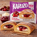Karuzo gefüllte croissants 82 g mit kirsche cheesecake füllung, goldbrauner blättriger teig und puderzucker bestäubt