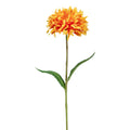 Eine lebendige orangerote künstliche spider gerbera mit mehrlagigen blütenblättern und zwei glänzenden blättern