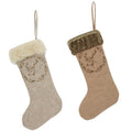 Zwei beige weihnachtsstrümpfe mit weißem und braunem kunstfellbund und stickerei hirschkopf im kranz