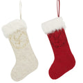 Zwei weihnachtliche hängesocken mit hirschfilz 25x45x2cm, eine creme mit goldener hirschstickerei und faux-fell, die andere rot mit dunklem hirschmotiv und flauschigem rand