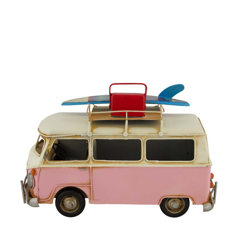 Pastellrosa und cremefarbener vintage-wohnmobil aus metall mit blauem surfbrett auf dachgepäckträger 29x14x18cm