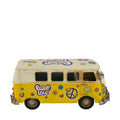Ein lebendiger gelb-cremefarbener vintage-metallvan mit bunten peace-zeicshen und den worten peace love