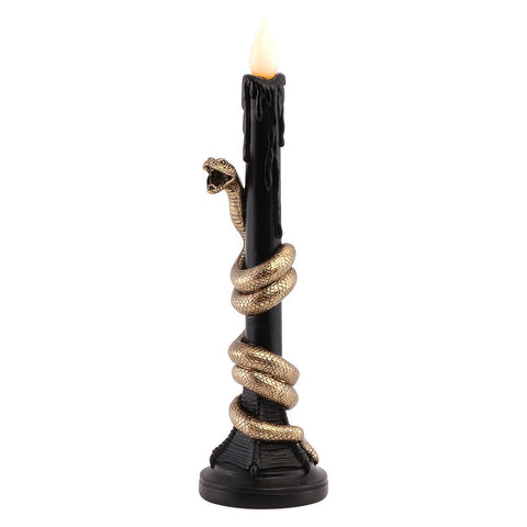 Schwarzer kerzenhalter mit einer goldenen schlange, die sich darum windet, mit brennender flamme oben 11x11x41 cm