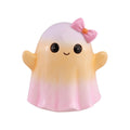 Eine cute gradient ghost figurine geist summerween in pastellfarben mit rosa schleife aus glänzendem kunststoff