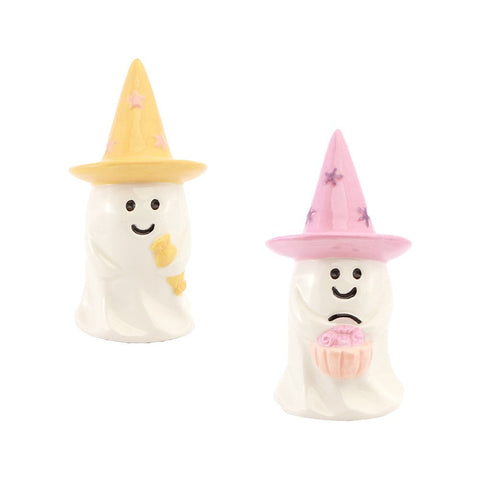 Zwei weiße gespenstfiguren geist mit hut summerween mit spitzen hüten in gelb und rosa, eine hält käse, die andere cupcake
