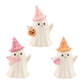 Drei weiße keramische geisterfiguren mit sommerween hut in rosa und orange mit sternenmuster und halloween-accessoires