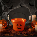 Led-eimer kürbis orange plastik halloween eimer mit schwarzem griff und lächelndem geschnitztem gesicht