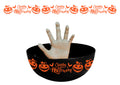Schwarze halloween-candyschale mit orangen kürbis- und fledermausmotiven und weißer plastikhand 25 cm