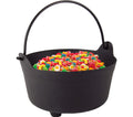 Schwarzer hexenkessel 24 cm aus gusseisen gefüllt mit bunten gummibonbons