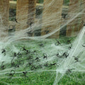 Schwarze plastikspinnen auf weißem künstlichen spinnennetz im deko-spinnen 50er set für halloween deko