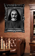 Halloween aufkleber nonne mit schwarzem rahmen und horror-nonnenportrait mit weißem gesicht und dunklem make-up