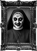 Schwarz-weiß porträt einer horror-themed nonne in einem dunkel verzierten rahmen als halloween aufkleber vintage 58x45 cm