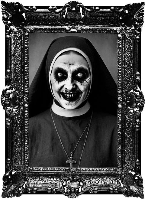 Schwarz-weiß porträt einer horror-themed nonne in einem dunkel verzierten rahmen als halloween aufkleber vintage 58x45 cm