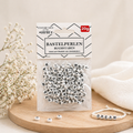Weiße buchstabenperlen aus kunststoff in klarer plastikverpackung für armbandherstellung von stern fabrik