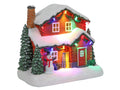 Ein festliches rotes weihnachtshaus led 18cm mit schneebedecktem dach, bunten leuchten, schneemann und mini kiefern