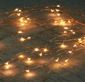 Delikate kupferfarbene led lichterkette mit warmen gelben glühbirnen im fließenden astmuster b.o.t. led cascade kupferdraht 64l/8x0,8m