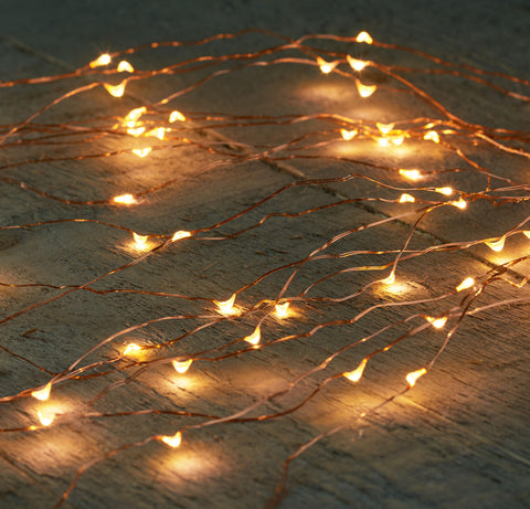 Delikate kupferfarbene led lichterkette mit warmen gelben glühbirnen im fließenden astmuster b.o.t. led cascade kupferdraht 64l/8x0,8m
