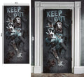 Gory zombie-themed türvorhang mit keep out text und blutflecken auf dunklem vintage holz 80x180 cm