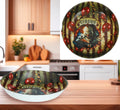 Schüssel horrorclown mit glossy finish, roten luftballons und bedrohlichem clownmotiv auf gestreiftem hintergrund