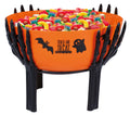 Orange kunststoff halloween candy bowl mit schwarzen skelett-händen und beinen, trick or treat text und geistermotiven