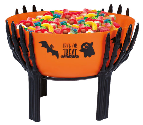 Orange kunststoff halloween candy bowl mit schwarzen skelett-händen und beinen, trick or treat text und geistermotiven