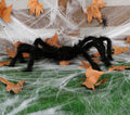 Eine große schwarze spinne 70 cm aus synthetischem pelz und kunststoff mit roten leuchtenden augen