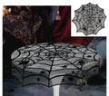 Schwarze spitzentischdecke mit aufwendig besticktem spinnennetzmotiv und sternen 100 cm breit