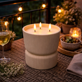 Cremefarbener sandfarbener keramik kerzenhalter mit drei brennenden kerzen 3d docht 13x13x17,5 cm outdoor-kerze