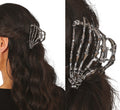 Metall-haarspange skeletthand mit artikulierten fingern aus silbernem metall und federmechanismus