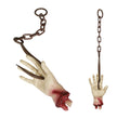Ein 57 cm halloween hand am haken handschellen set mit realistischen blutigen plastikhänden und rostfarbenen ketten